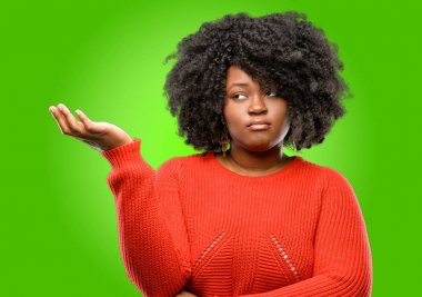 Güzel Afrikalı kadın sinirli ve öfkeli olumsuz duygu, biriyle rahatsız ifade