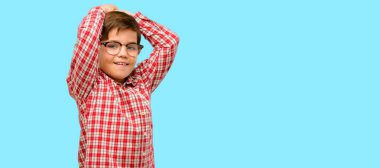 Kendinden emin ve mutlu ile mavi arka plan üzerinde büyük bir doğal gülümseme yeşil gözlü yakışıklı yürümeye başlayan çocuk