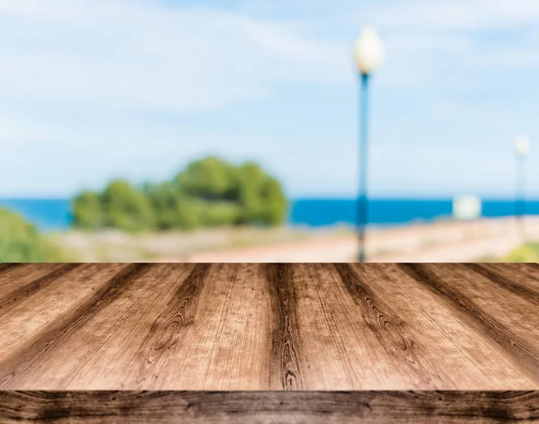 Drewniany stół puste zarządu przed niewyraźne tło Może być — Zdjęcie stockowe