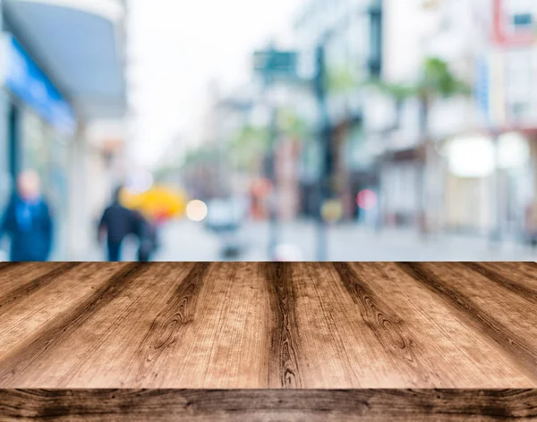 Tom träbord styrelsen framför suddig bakgrund. Kan vara — Stockfoto