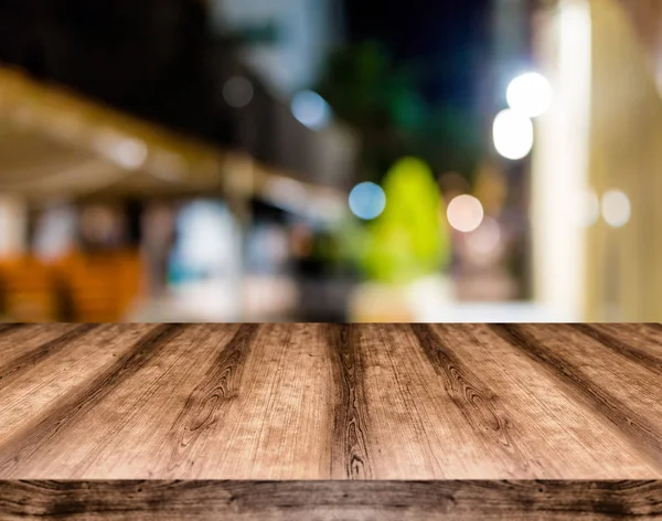Placa de mesa vazia de madeira na frente do fundo borrado. Pode ser — Fotografia de Stock