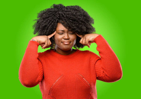 Красивая африканская женщина сомневается в выражении, путать и удивляться концепции, неопределенное будущее
