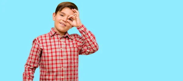 Niño Guapo Con Ojos Verdes Mirando Cámara Través Los Dedos —  Fotos de Stock