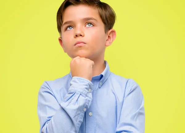 Beau Tout Petit Enfant Aux Yeux Verts Réfléchissant Regardant Vers — Photo