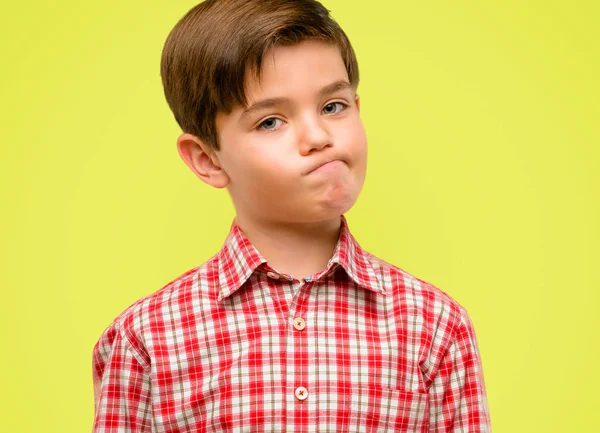 Beau Tout Petit Enfant Avec Les Yeux Verts Faisant Drôle — Photo