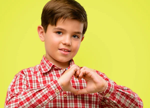 Hübsches Kleinkind Mit Grünen Augen Glücklich Liebe Zeigend Mit Händen — Stockfoto