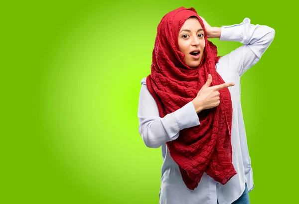Mladá Arabská Žena Nosí Hidžáb Směřující Mimo Sebe Svým Prstem — Stock fotografie