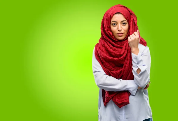 Jovem Árabe Mulher Vestindo Hijab Com Braços Cruzados Confiante Grave — Fotografia de Stock