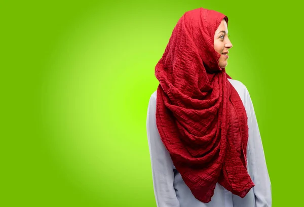 Mladá Arabská Žena Nosí Hidžáb Boční Pohled Portrét — Stock fotografie