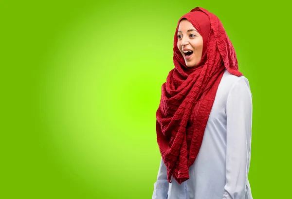 Mujer Árabe Joven Vistiendo Hijab Feliz Sorprendido Animando Expresando Gesto —  Fotos de Stock