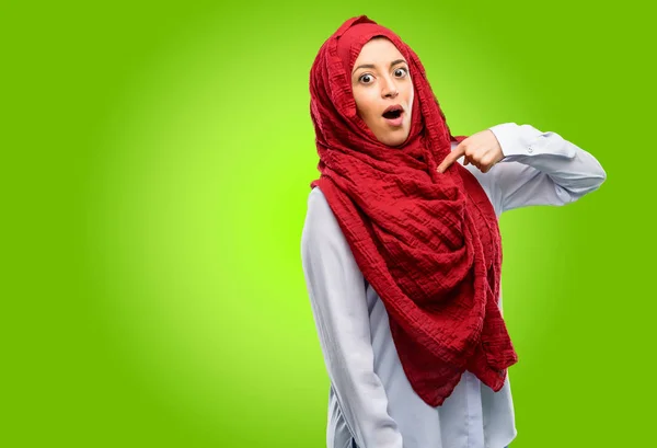 Młoda Kobieta Arabska Noszenie Hidżabu Zadowoleni Zaskoczeni Doping Wyrażając Wow — Zdjęcie stockowe