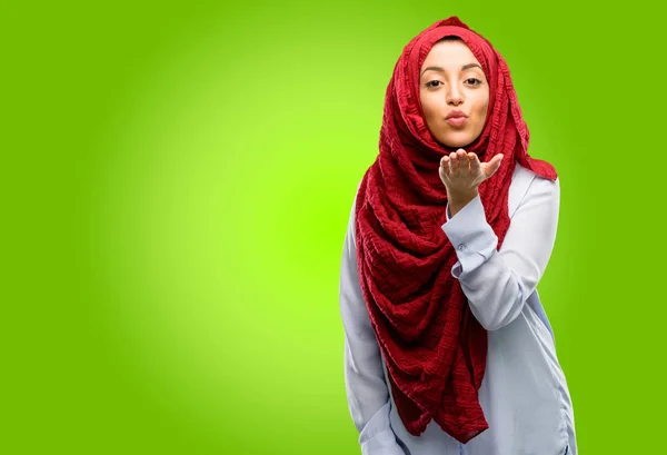 Młoda Kobieta Arabska Noszenia Hidżab Wyrażając Miłość Ciosy Pocałunek Aparat — Zdjęcie stockowe