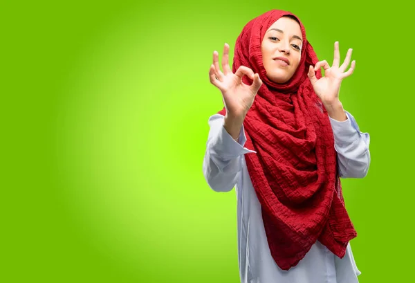 Wanita Arab Muda Mengenakan Jilbab Melakukan Isyarat Isyarat Isyarat Dengan — Stok Foto