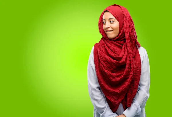 Mujer Árabe Joven Usando Hijab Confiado Feliz Con Una Gran —  Fotos de Stock