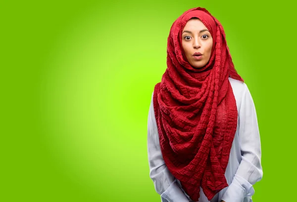 Jovem Árabe Mulher Vestindo Hijab Feliz Surpreso Torcendo Expressar Wow — Fotografia de Stock