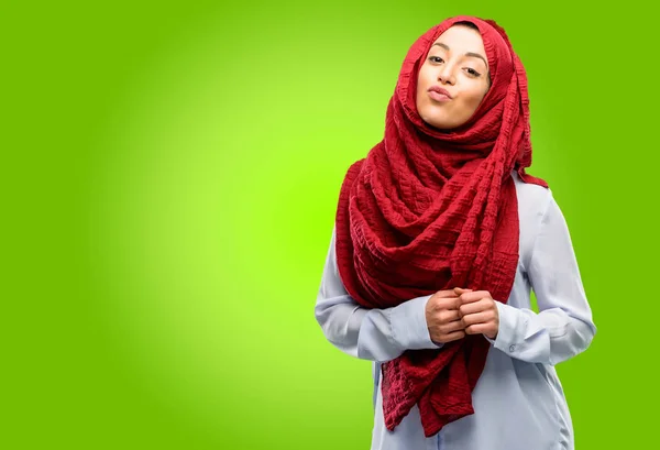 Giovane Araba Che Indossa Hijab Esprimere Amore Colpi Bacio Alla — Foto Stock