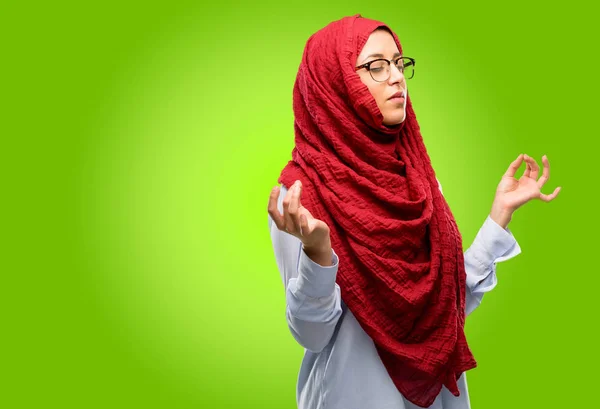 Mujer Árabe Joven Que Usa Hijab Haciendo Gesto Señal Aceptable — Foto de Stock