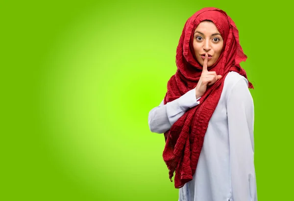 Mujer Árabe Joven Que Usa Hijab Con Dedo Índice Los — Foto de Stock