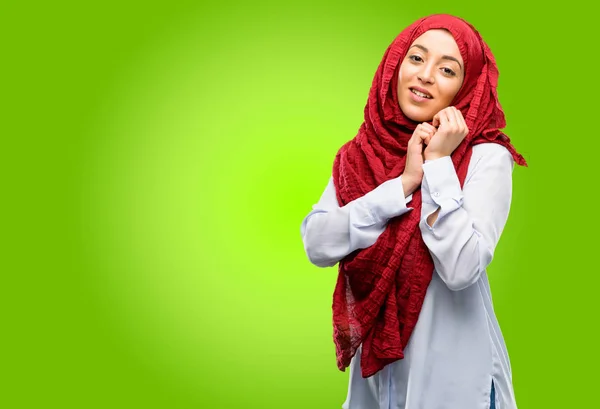 Jovem Árabe Mulher Vestindo Hijab Confiante Feliz Com Grande Sorriso — Fotografia de Stock