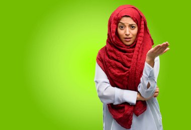 Hijab giyen genç Arap kadın rahatsız ve kızgın negatif duygu ifade, birisi ile rahatsız