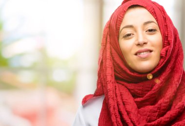 Kendinden emin ve mutlu bir büyük doğal gülümseme gülmek ile hijab giyen genç Arap kadın