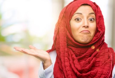 Genç Arap kadın giyiyor hijab şüphe ifade, şaşırtmak ve kavramı, belirsiz gelecek merak ediyorum
