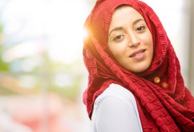 Kendinden emin ve mutlu bir büyük doğal gülümseme gülmek ile hijab giyen genç Arap kadın