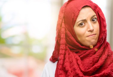 Genç Arap kadın giyiyor hijab şüphe ifade, şaşırtmak ve kavramı, belirsiz gelecek merak ediyorum