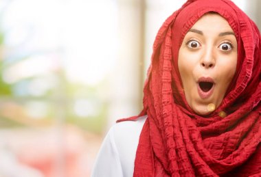 Mutlu ve ifade wow jest tezahürat hijab giyen genç Arap kadın