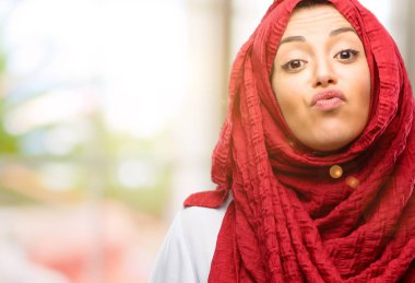 Genç Arap kadın giyiyor hijab ifade aşk, darbeler öpücük kamerasına, flört