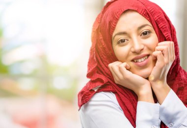 Mutlu ve ifade wow jest tezahürat hijab giyen genç Arap kadın