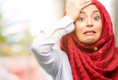 Çok korkmuş ve sinir anksiyete ve panik jest, bunalmış ifade hijab giyen genç Arap kadın