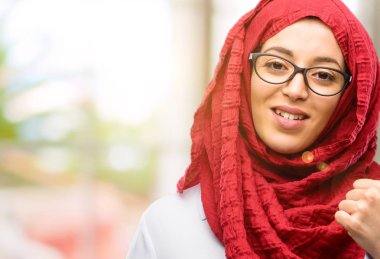 Jest kamera, gibi ifade ve onay için genel olarak gösterilen gülümseyen hijab giyen genç Arap kadın Yaşasın