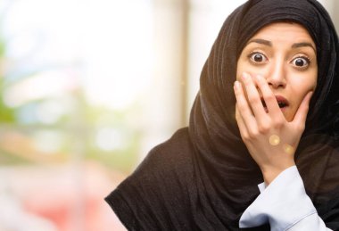 Panik ve korku ifade şokta, hijab giyen genç Arap kadın korkuttu