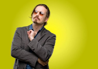 Yakışıklı genç adam düşünme ve şüphe ifade arıyorum ve merak ediyorum