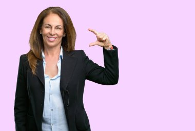 Çok küçük bir şey, tutan orta yaş iş kadın boyutu kavramı