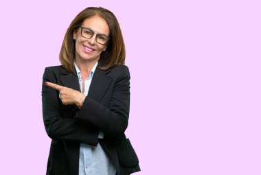 Orta yaş iş kadını uzak yan parmak ile işaret