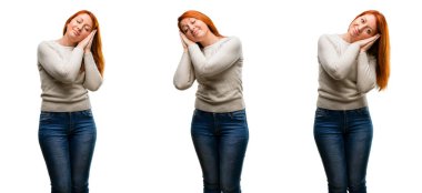 Yorgun ve bıkkın, genç güzel kızıl saçlı kadın yorgun bir uzun gün overworking nedeniyle