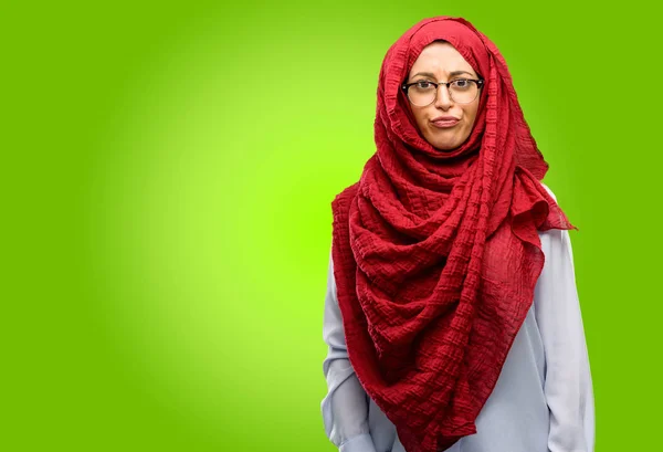 Mujer Árabe Joven Usando Hijab Irritado Enojado Expresando Emoción Negativa — Foto de Stock