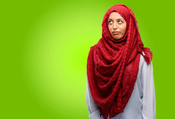 Mujer Árabe Joven Usando Hijab Haciendo Bromas Caras Graciosas — Foto de Stock