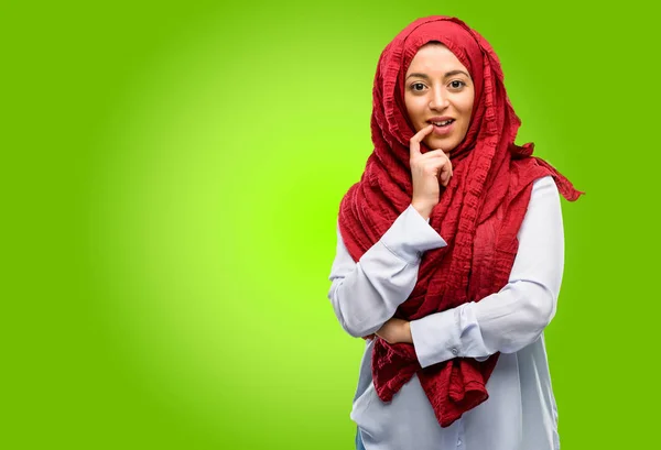 ヒジャーブ自信を持って 自然な笑顔の笑いと幸せを身に着けている若いアラブ女性 — ストック写真