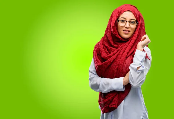 Młoda Kobieta Arabska Noszenie Hidżabu Pewnie Szczęśliwie Duży Naturalny Uśmiech — Zdjęcie stockowe