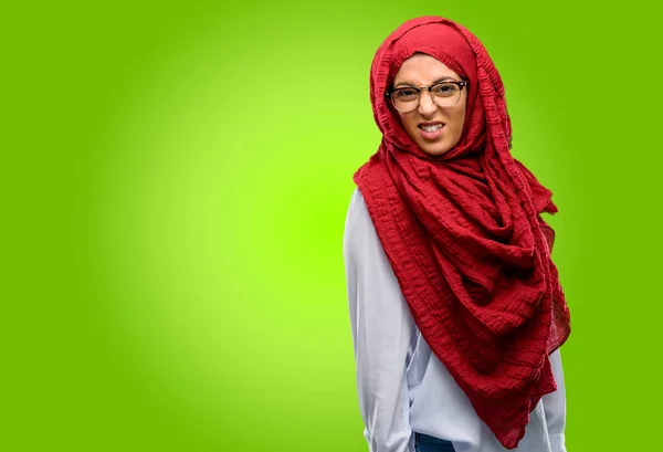 Jovem Árabe Mulher Vestindo Hijab Irritado Estressante Franjas Rosto Insatisfação — Fotografia de Stock