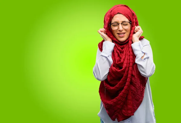 Mujer Árabe Joven Que Usa Hijab Que Cubre Los Oídos — Foto de Stock