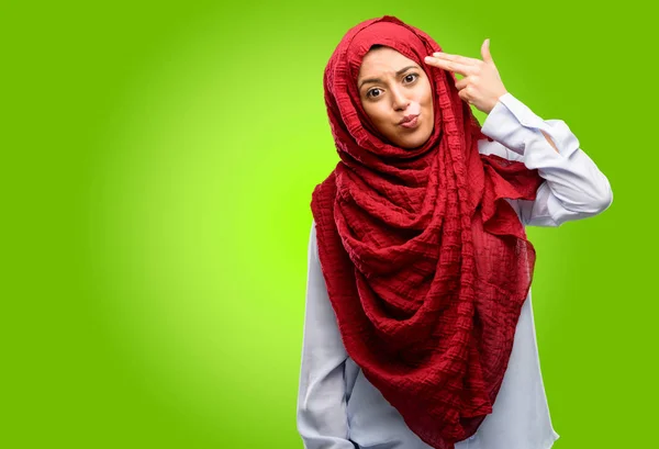 Młoda Kobieta Arabska Noszenie Hidżabu Niezadowolony Dokonywanie Gestem Samobójstwo Zmęczony — Zdjęcie stockowe