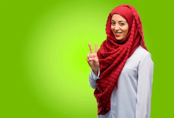 Молода Арабська Жінка Хіджабі Піднімає Пальці Номер Два — стокове фото