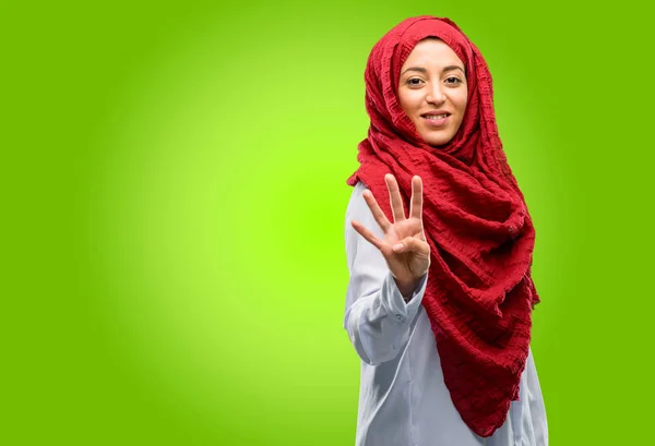 Unga Arabiska Kvinnan Bära Hijab Som Att Höja Hans Finger — Stockfoto