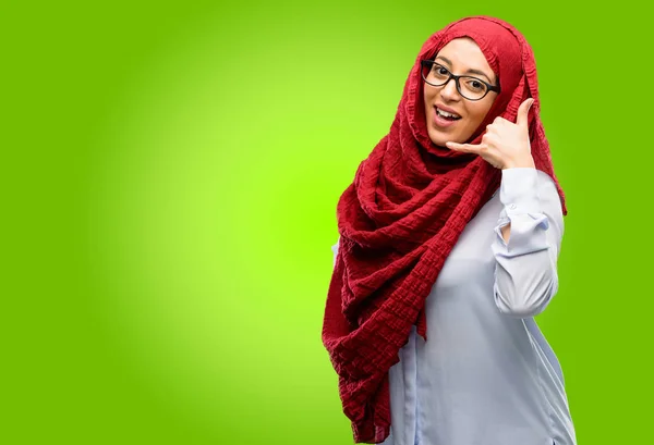 Молода Арабська Жінка Хіджабі Щаслива Схвильована Показуючи Мені Жест Рукою — стокове фото
