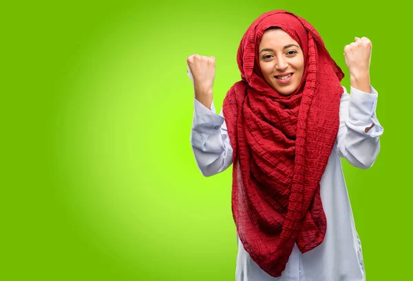 Jovem Árabe Mulher Vestindo Hijab Feliz Animado Expressando Gesto Vencedor — Fotografia de Stock