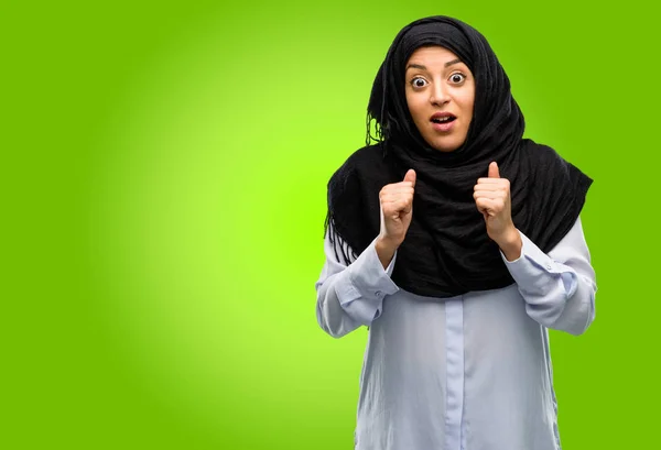 Mujer Árabe Joven Vistiendo Hijab Feliz Sorprendido Animando Expresando Gesto —  Fotos de Stock